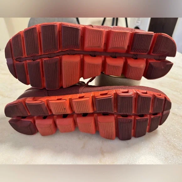 On Running Shoes with Cloud Cushioning - Picture 5 of 5